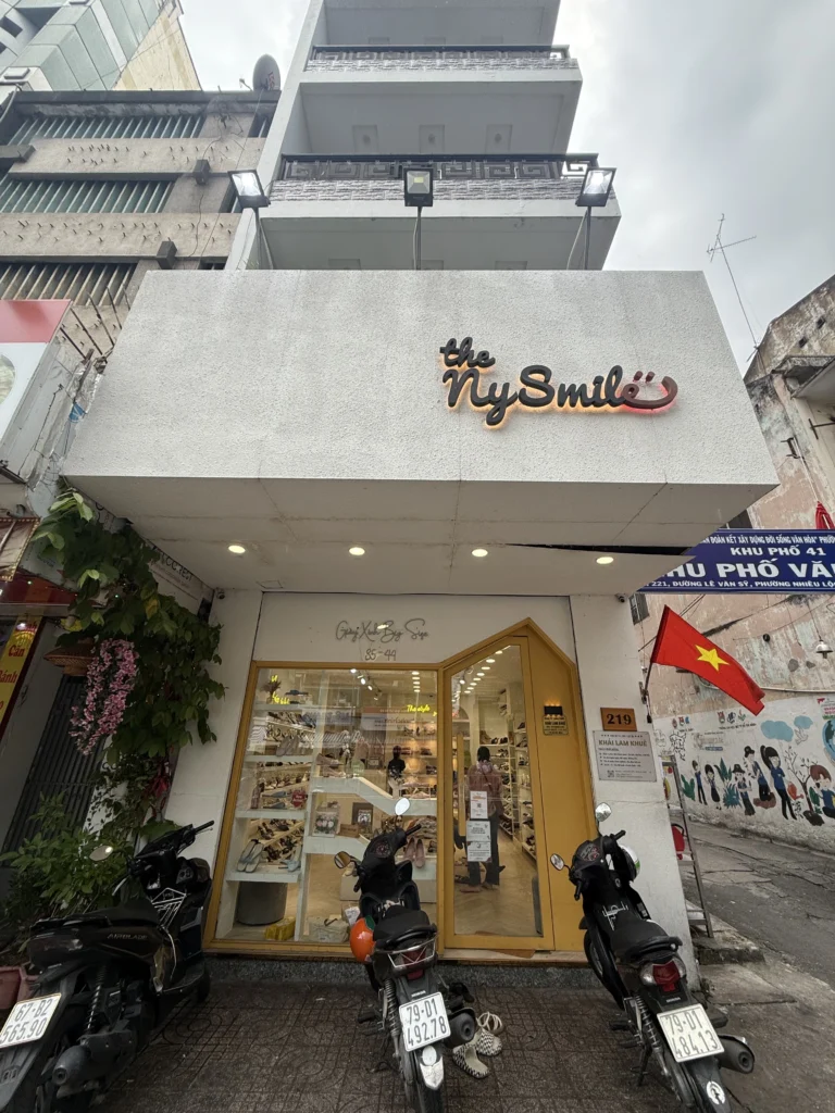 ออกแบบตกแต่งภายในร้านรองเท้า