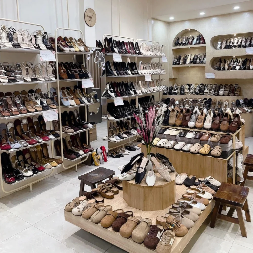 ออกแบบตกแต่งภายในร้านรองเท้า
